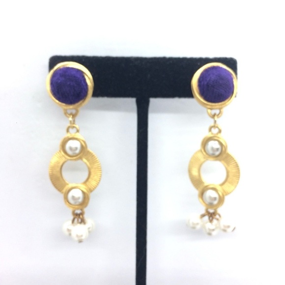 3/$30 VINTAGE 80S EARRINGS GOLD TONE PEARLS FUZZY PURPLE DANGLE DROP GEOMETRIC - Picture 5 of 16